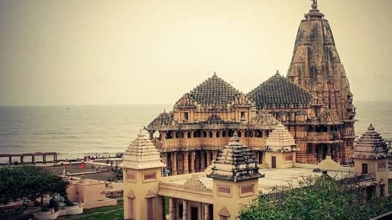 ભારતમાં મંદિરો ફક્ત શ્રદ્ધાના કેન્દ્રો જ નથી પરંતુ તેમની અનોખી પરંપરાઓ, રહસ્યમય માન્યતાઓ અને પ્રાચીન રિવાજો માટે પણ પ્રખ્યાત છે. સામાન્ય રીતે, મંદિરમાં દર્શન કર્યા પછી ભક્તો તેમના પરિવાર અને સંબંધીઓ માટે પ્રસાદ ઘરે લઈ જાય છે. પ્રસાદને ભગવાનનો આશીર્વાદ માનવામાં આવે છે. જોકે ભારતમાં કેટલાક મંદિરો એવા છે જ્યાં પ્રસાદ ઘરે લઈ જવાનું યોગ્ય માનવામાં આવતું નથી. આ મંદિરો સાથે જોડાયેલી માન્યતાઓ અનુસાર, પ્રસાદ મંદિર પરિસરમાં જ લેવો જોઈએ અથવા ત્યાં રાખવો જોઈએ.