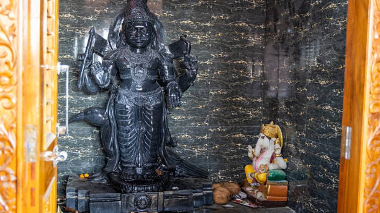 કામમાં આળસ : શનિદેવ એવા લોકોને ક્યારેય માફ કરતા નથી જેઓ આળસ કરીને પોતાના કામો ટાળે છે. માન્યતા મુજબ, શનિદેવને આળસ કરનારા લોકો પસંદ નથી. શનિદેવ ફક્ત એવા લોકોને જ પસંદ કરે છે જેઓ સંપૂર્ણ મહેનત અને સમર્પણ સાથે પોતાના કામો કરે છે.