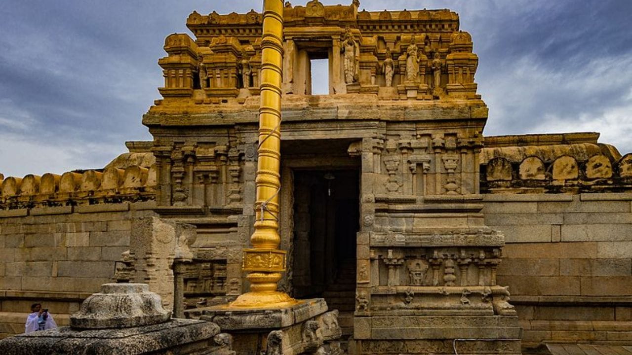 વીરભદ્ર મંદિર (આંધ્રપ્રદેશ) : વીરભદ્ર મંદિરની સૌથી પ્રખ્યાત વિશેષતા "ઝુલતો સ્તંભ" છે. આંધ્રપ્રદેશના અનંતપુર જિલ્લાના લેપાક્ષી ગામમાં આવેલું વીરભદ્ર મંદિર એ 16મી સદીનું અદભુત ઐતિહાસિક મંદિર છે. આ મંદિર ભગવાન શિવના ઉગ્ર સ્વરૂપ વીરભદ્રને સમર્પિત છે.