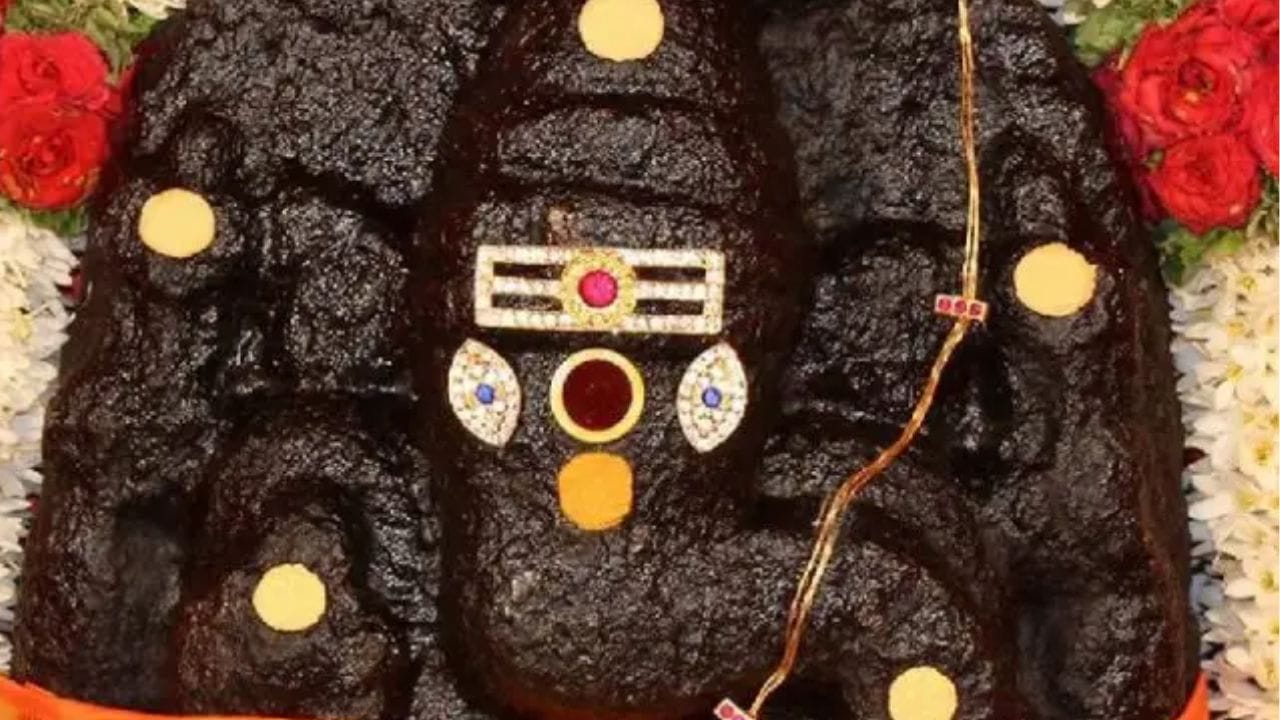 ચોકલેટ ગણેશ મંદિર, બેંગલુરુ : કર્ણાટકના બેંગલુરુમાં આવેલું મંચનબેલે મહાગણપતિ મંદિર બાળકોમાં ખૂબ જ લોકપ્રિય છે. અહીં ભગવાન ગણેશજીને ચોકલેટ પ્રસાદ તરીકે ચઢાવવામાં આવે છે. સ્થાનિક માન્યતા મુજબ આ પરંપરા બાળકોના આનંદ અને નિર્દોષ શ્રદ્ધાને કારણે શરૂ થઈ હતી. આ તેમને મંદિર સાથે જોડવામાં અને ભક્તિને આનંદથી સ્વીકારવામાં મદદ કરે છે.