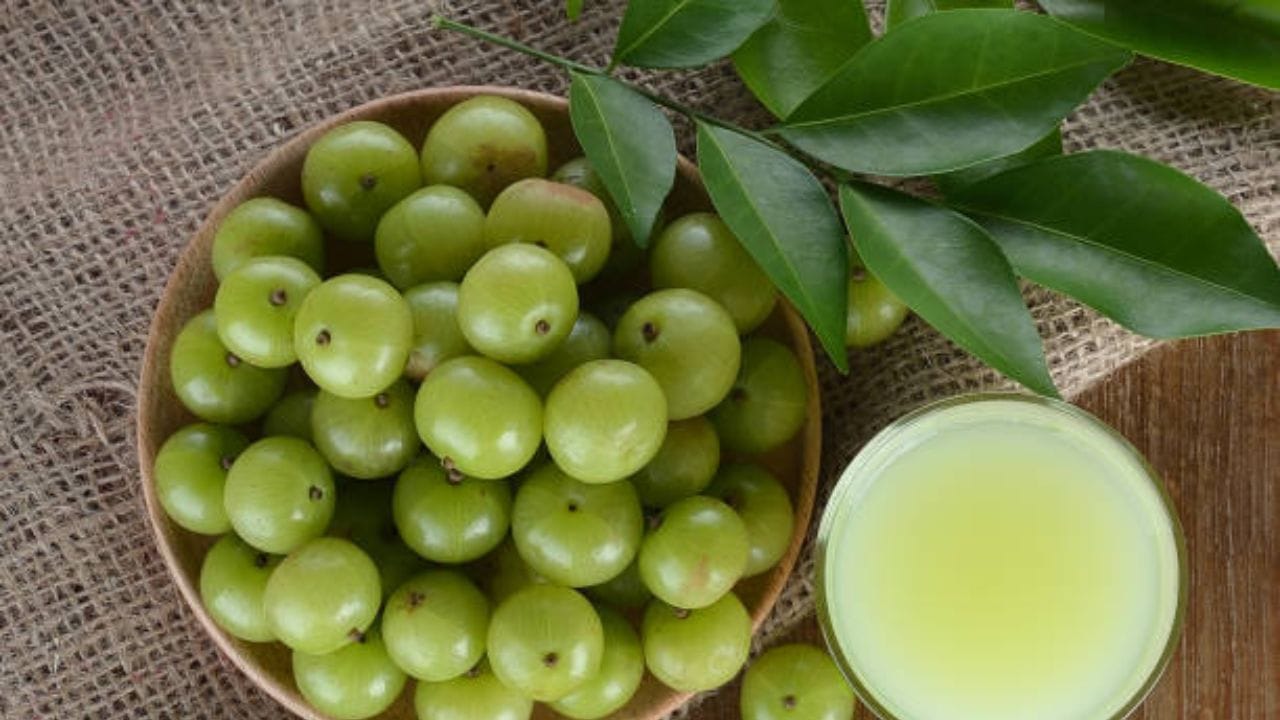 આમળા : આમળામાં ગેલિક એસિડ અને એલેજિક એસિડ જેવા શક્તિશાળી એન્ટીઑક્સિડન્ટ્સ હોય છે. તે શરીરમાં ફ્રી રેડિકલ્સ ઘટાડવામાં મદદ કરી શકે છે. નિષ્ણાતોના મતે, આમળા કીમોથેરાપીની કેટલીક આડઅસરો ઘટાડવામાં પણ મદદરૂપ બની શકે છે.