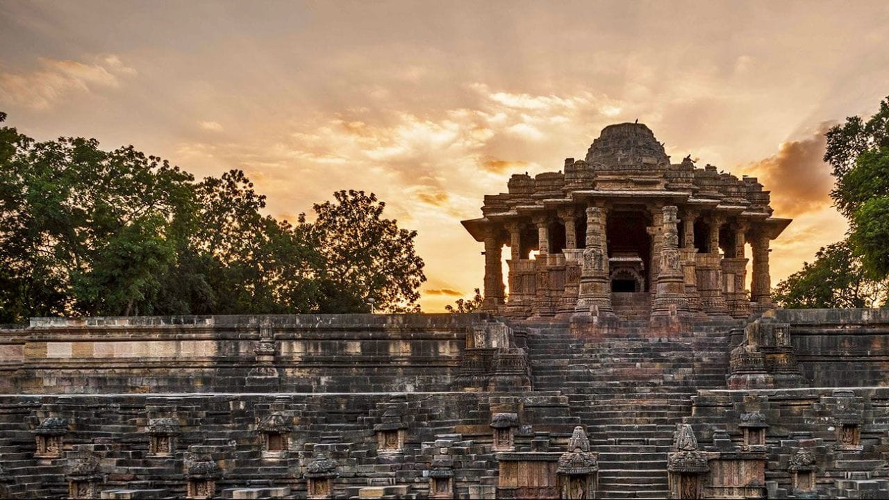 કૈલાશ મંદિર (મહારાષ્ટ્ર) : આ વિશ્વના સૌથી મોટા મોનોલિથિક (એક જ સળંગ ટુકડામાંથી બનેલું) મંદિરોમાંનું એક છે. મંદિર ઉપરથી નીચે સુધી બનાવવામાં આવ્યું હતું. એટલે કે ઉપરથી ખોદકામ કરીને આ મંદિર બનાવામાં આવેલું છે. રાષ્ટ્રકૂટ વંશના રાજાઓ દ્વારા 8મી સદીમાં નિર્મિત આ અદ્ભુત શિવ મંદિર આખો એક જ વિશાળ પહાડ ઉપરથી નીચેની તરફ કોતરીને બનાવવામાં આવ્યું છે.