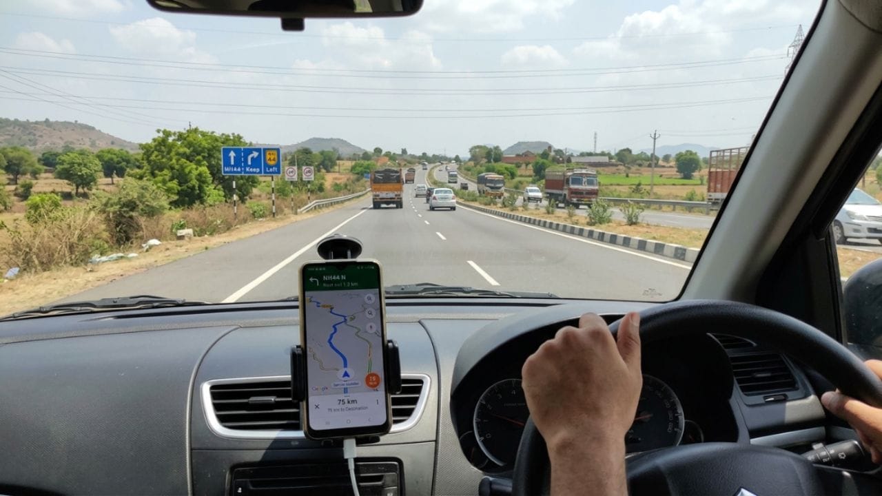 આ ફીચર શરૂ કરવામાં એક મિનિટથી પણ ઓછો સમય લાગે છે. સૌપ્રથમ Google Maps ખોલો. ઉપર દેખાતા પ્રોફાઇલ ફોટો પર ટૅપ કરો ત્યારબાદ Settingsમાં જાઓ. Navigation પર ક્લિક કરો પસંદ કરો. Route Options પર ટૅપ કરો. Prefer Fuel-Efficient Routes વિકલ્પને ઑન કરો. ત્યારબાદ તમારા વાહનનો પ્રકાર સિલેક્ટ કરો જેમ કે પેટ્રોલ, ડીઝલ, હાઇબ્રિડ અથવા ઇલેક્ટ્રિક.