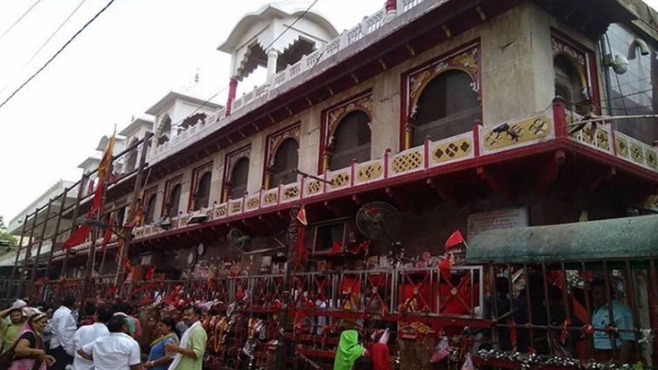 મહેંદીપુર બાલાજી મંદિર : રાજસ્થાનના દૌસા જિલ્લામાં આવેલ મહેંદીપુર બાલાજી મંદિર દેશના સૌથી રહસ્યમય મંદિરોમાંનું એક માનવામાં આવે છે. આ મંદિર ભગવાન હનુમાનના બાલાજી સ્વરૂપને સમર્પિત છે. દેશભરમાંથી ભક્તો નકારાત્મક ઉર્જાથી મુક્તિ મેળવવા માટે અહીં આવે છે. આ મંદિરની સૌથી ખાસ પરંપરા એ છે કે અહીં ચઢાવવામાં આવતો પ્રસાદ કે કોઈપણ ખાદ્ય પદાર્થ ઘરે લઈ જવાની મનાઈ છે. માન્યતા મુજબ પૂજા દરમિયાન પ્રસાદ નકારાત્મક ઊર્જાને પોતાની અંદર સમાવી લે છે. તેથી પ્રસાદ મંદિર પરિસરમાં જ ગ્રહણ કરવો અથવા ત્યાં જ રાખવો જોઈએ.
