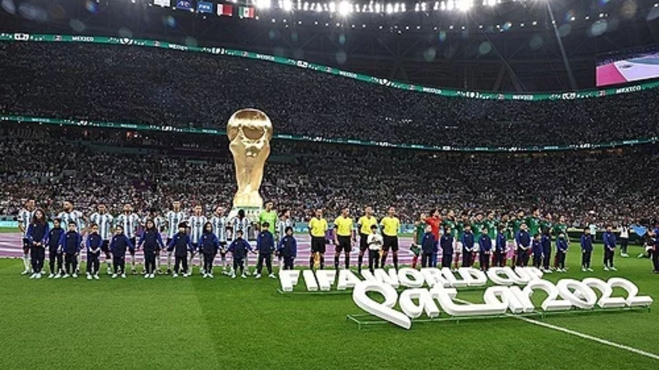2022માં કતારમાં રમવામાં આવેલો FIFA World Cup ઇતિહાસનો સૌથી મોંઘો વર્લ્ડ કપ રહ્યો હતો. આશરે ₹18.9 લાખ કરોડ રૂપિયા લાગ્યા હતા. તેમાં સ્ટેડિયમ, મેટ્રો, એરપોર્ટ, હોટેલ અને અન્ય ઇન્ફ્રાસ્ટ્રક્ચર પર મોટું રોકાણ કરવામાં આવ્યું હતું. કતારના ખર્ચમાં માત્ર ટૂર્નામેન્ટ નહીં પરંતુ દેશના વ્યાપક વિકાસ પ્રોજેક્ટ્સનો પણ સમાવેશ થયો હતો. તેનો ખર્ચ અસાધારણ રીતે ઊંચો ગણાય છે.