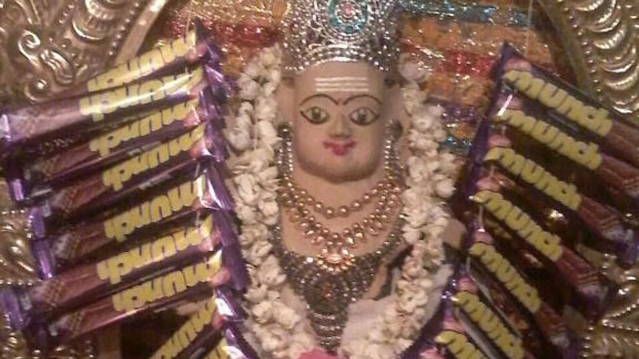 મંચ મુરુગન મંદિર, એલેપ્પી : કેરળના અલેપ્પી વિસ્તારમાં ભગવાન મુરુગનના બાળરૂપને ચોકલેટનો ભોગ ચઢાવવામાં આવે છે. ખાસ વાત એ છે કે તેમને ચોકલેટની માળાપહેરાવવામાં આવે છે.