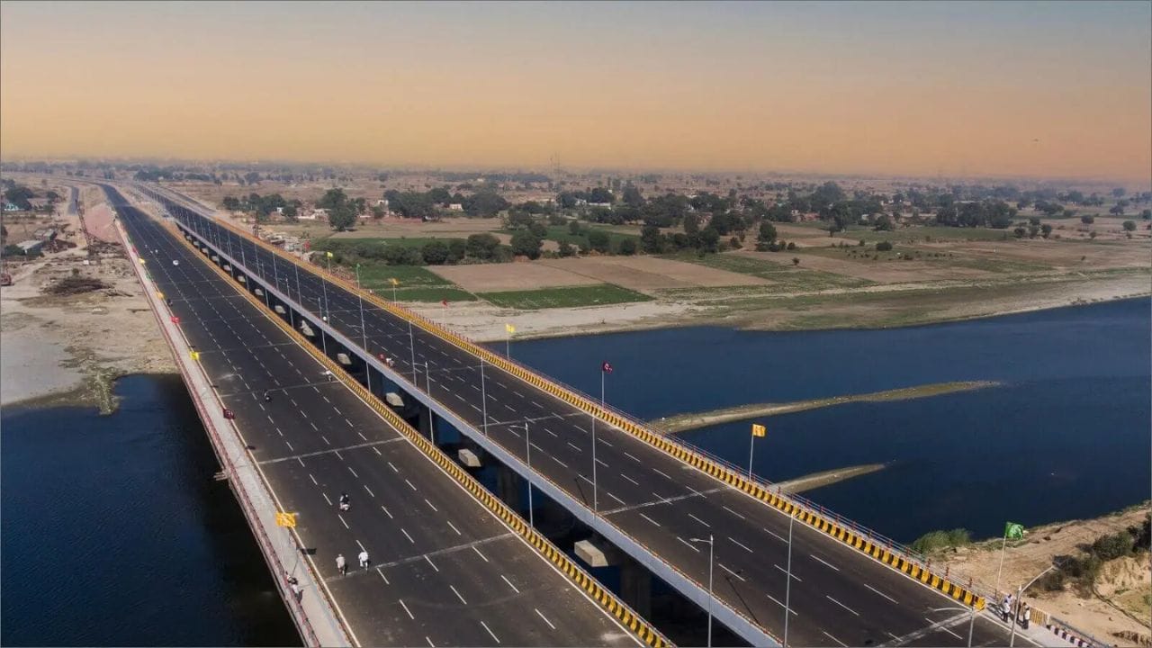 ભારતમાં આશરે  21થી 25 એક્સપ્રેસવે છે. કાર માટે મહત્તમ સ્પીડ 120 કિમી સુધી હોય છે. એક્સપ્રેસવે પર માત્ર નિર્ધારિત વાહનો જ પ્રવેશ કરી શકે છે. 