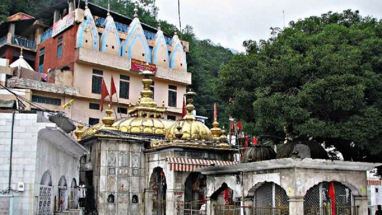 જ્વાલાજી મંદિર (હિમાચલ પ્રદેશ) : જ્વાલાજી મંદિર પોતાની સ્વયં પ્રજ્વલિત જ્વાળાઓ માટે વિશ્વભરમાં પ્રસિદ્ધ છે. આ મંદિરમાં સતત જ્વાળાઓ નીકળતી રહે છે. ભૂસ્તરશાસ્ત્રીઓ તેને કુદરતી ગેસના સ્રાવ સાથે જોડે છે. પરંતુ જ્વાળાના ચોક્કસ સ્ત્રોત અંગે હજુ સુધી સ્પષ્ટ માહિતી મળી નથી. ભક્તો માટે આ જ્વાળાઓ દેવીનું સ્વરૂપ માનવામાં આવે છે. આ માતાજીનું એક એવું અદ્ભુત મંદિર છે જ્યાં કોઈ મૂર્તિ મુકવામાં આવી નથી. પરંતુ વર્ષોથી કુદરતી રીતે નીકળતી 9 અલગ-અલગ અખંડ જ્યોત પ્રજ્વલિત રહે છે.