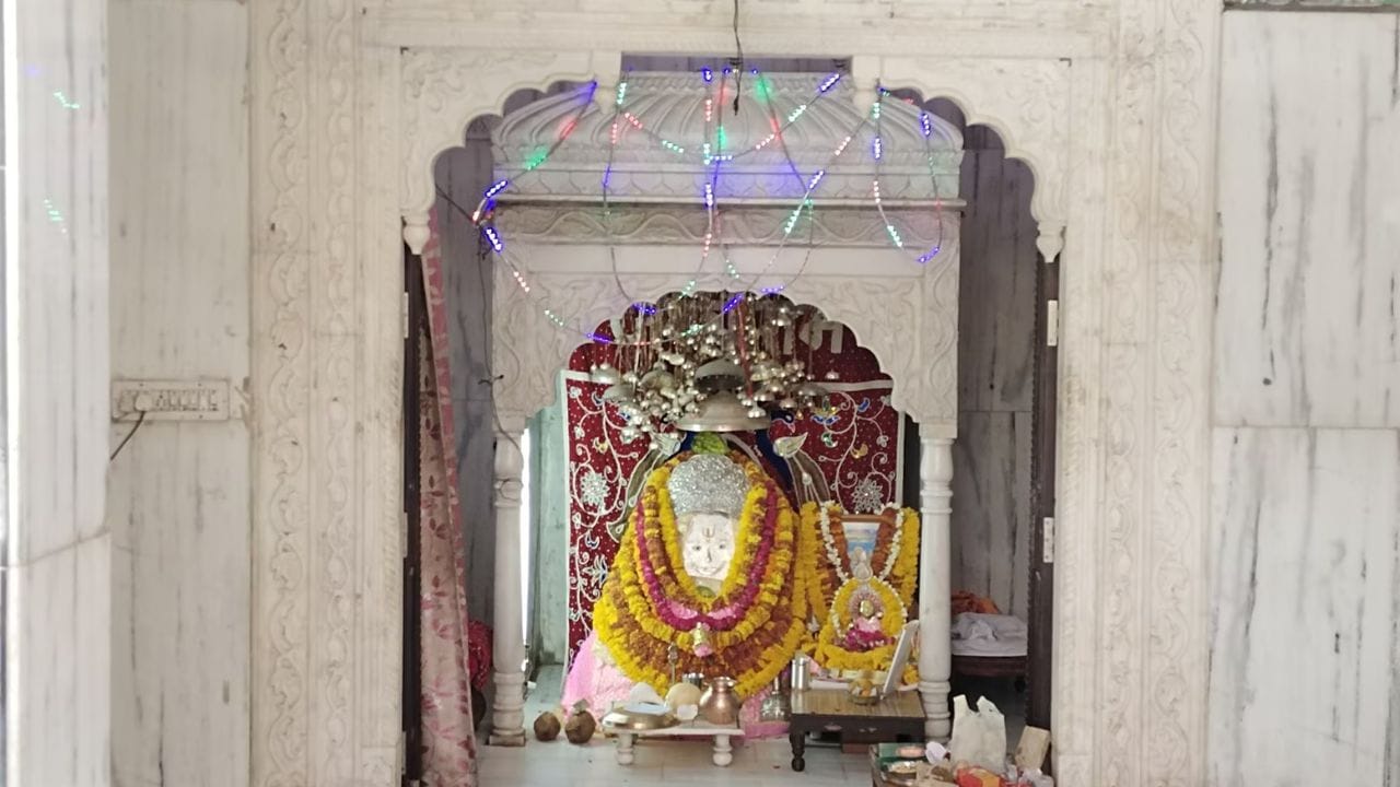 જયપુરના પાપડવાળા હનુમાનજી : રાજસ્થાનની રાજધાની જયપુરના વિદ્યાધર નગરમાં આવેલું હનુમાનજી મંદિર પાપડના પ્રસાદ માટે પ્રખ્યાત છે. અહીં હનુમાન જીને ખાસ પાપડ ચઢાવવામાં આવે છે. દર્શન કર્યા પછી ભક્તો તેમને પ્રસાદ તરીકે સ્વીકારે છે. સ્થાનિક લોકો માને છે કે આ પરંપરા સદીઓ જૂની છે અને ભક્તિમાં મૂળ ધરાવે છે.