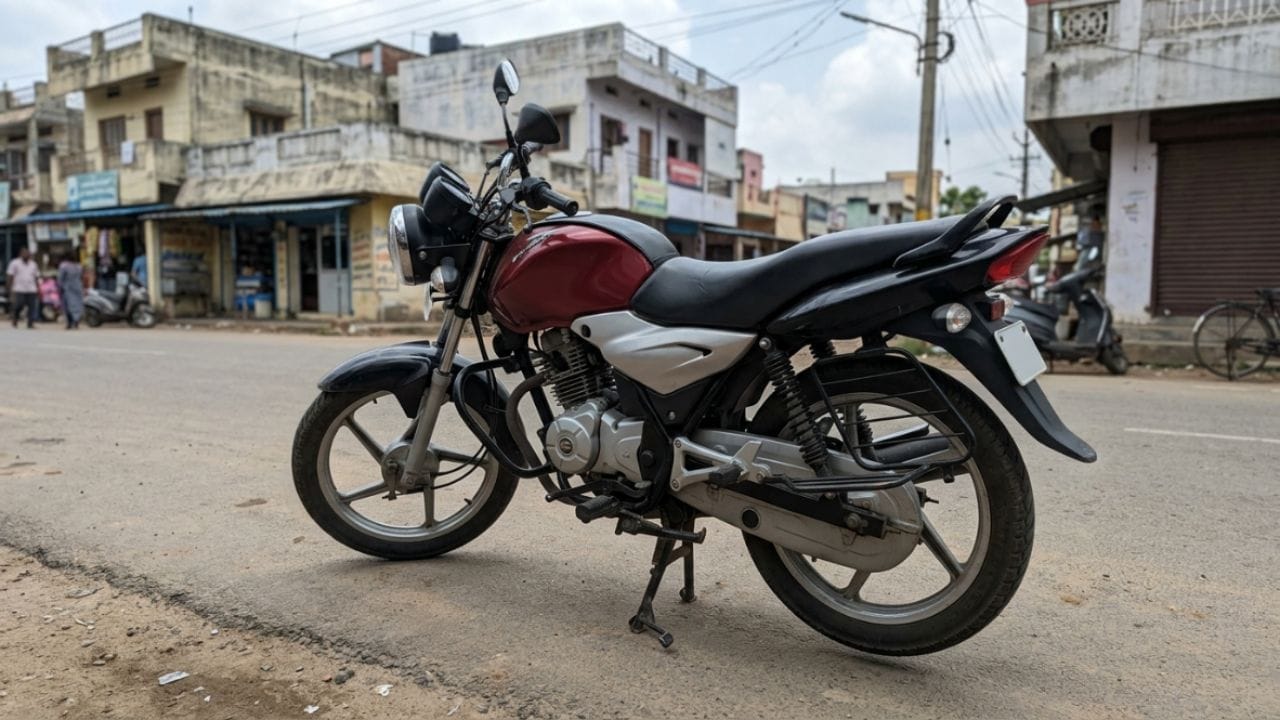બાઇકના ટાયરની નિયમિત તપાસ કરવી ખૂબ જ જરૂરી છે. સમયસર ટાયર બદલવું તમારી મુસાફરીને વધુ સુરક્ષિત અને આરામદાયક બનાવી શકે છે. 