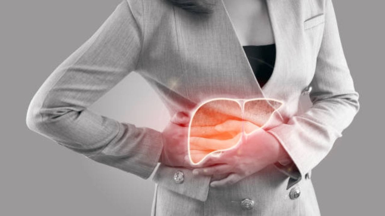 ફેટી લીવરને મોટાભાગે ડાયટ દ્વારા નિયંત્રિત કરી શકાય છે. વજન નિયંત્રણમાં રાખવું, ખાંડ, કોલ્ડ ડ્રિન્ક્સ અને પ્રોસેસ્ડ ફૂડથી દૂર રહેવું તેમજ દરરોજ 30થી 40 મિનિટ વ્યાયામ કરવો ફાયદાકારક માનવામાં આવે છે. (Image Source : iStock)