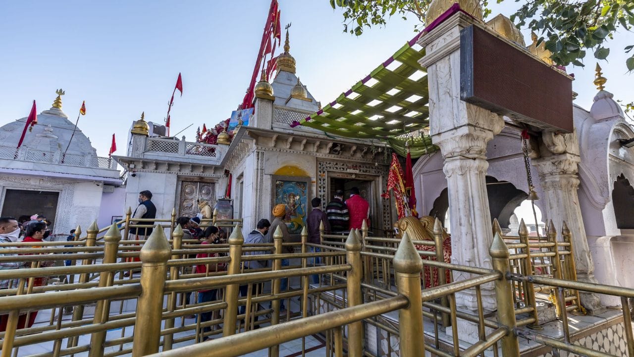 નૈના દેવી મંદિર : હિમાચલ પ્રદેશના બિલાસપુર જિલ્લામાં સ્થિત નૈના દેવી મંદિર મુખ્ય શક્તિપીઠોમાંનું એક છે. શિવાલિક પર્વતમાળાઓમાં સ્થિત આ મંદિર તેની ધાર્મિક પરંપરાઓ અને માન્યતાઓ માટે પ્રખ્યાત છે. સ્થાનિક માન્યતાઓ અનુસાર, દેવીને ચઢાવવામાં આવતા કેટલાક ખાસ પ્રસાદ અને ભેટો મંદિર પરિસરમાં રાખવા જોઈએ. જોકે આ પરંપરા બધા ભક્તો માટે ફરજિયાત નથી આજે પણ મોટી સંખ્યામાં ભક્તો આ માન્યતાનું પાલન કરે છે.