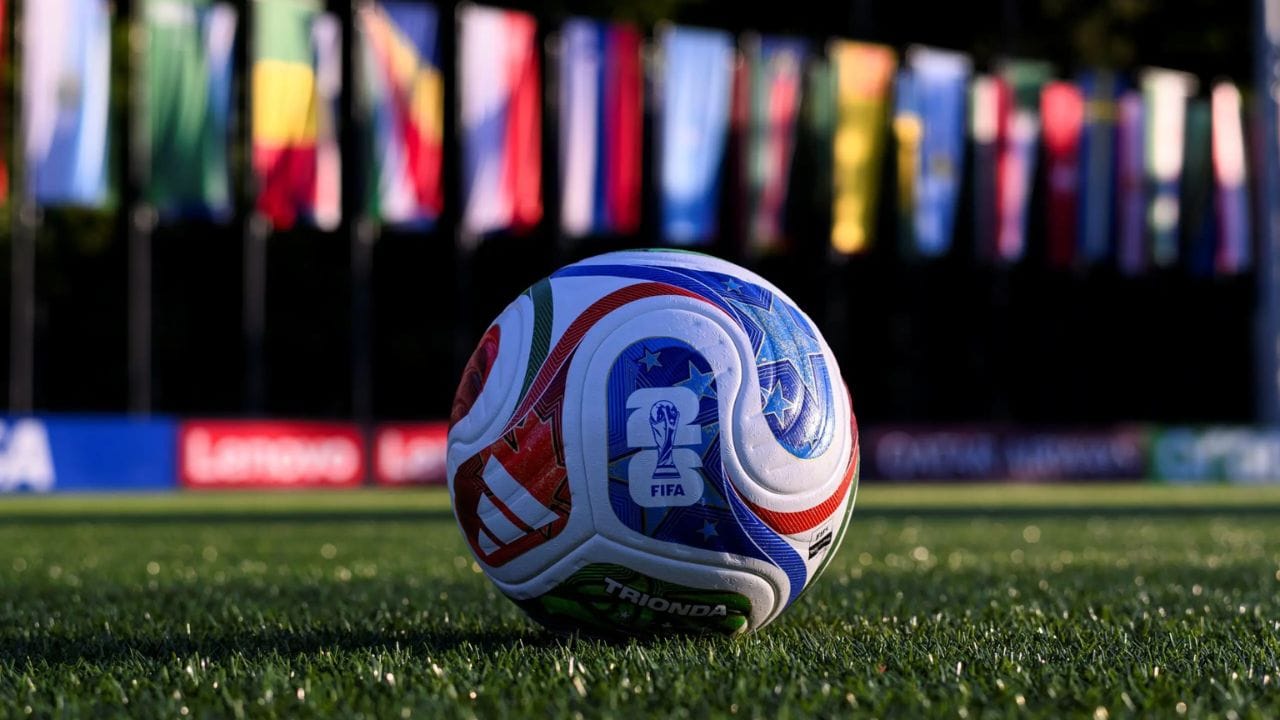 FIFA World Cupની ટ્રોફી માત્ર ICC Cricket World Cupની ટ્રોફી કરતાં જ નહીં પરંતુ વિશ્વની લગભગ તમામ રમતગમત ટ્રોફીઓ કરતાં પણ વધુ કિંમતી માનવામાં આવે છે. FIFA World Cup અને ICC Cricket World Cup બંને વિશ્વના સૌથી મોટા સ્પોર્ટ્સ ઇવેન્ટ્સ છે. પરંતુ FIFA World Cupનો ખર્ચ ક્રિકેટ વર્લ્ડ કપ કરતાં અનેક ગણો વધારે હોય છે. તેનું મુખ્ય કારણ આયોજનની પદ્ધતિ, ઈન્ફ્રાસ્ટ્રક્ચર, હોસ્ટિંગ, સ્ટેડિયમની સંખ્યા, સ્ટેડિયમનું કદ અને સુરક્ષા પર હોય છે.