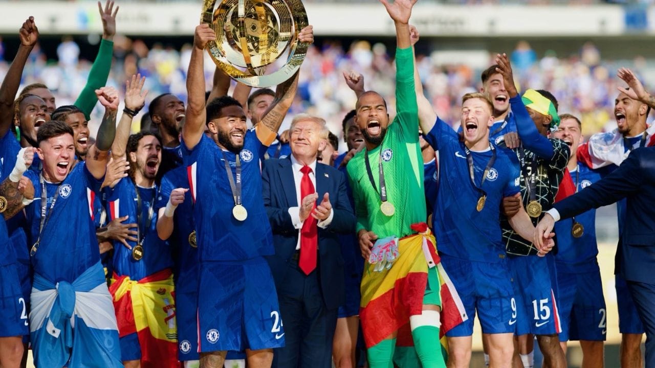 મીડિયા રિપોર્ટ્સ અનુસાર FIFA World Cupની 18 કેરેટ સોનાથી બનેલી અને લગભગ 6 કિલોગ્રામ વજન ધરાવતી FIFA વર્લ્ડ કપ ટ્રોફીની કિંમત અંદાજે 20 મિલિયન અમેરિકન ડોલર એટલે કે આશરે ₹190 કરોડ હોઈ શકે છે. જોકે ટ્રોફીની કિંમત અંગે FIFA દ્વારા કોઈ સત્તાવાર માહિતી જાહેર કરવામાં આવી નથી.