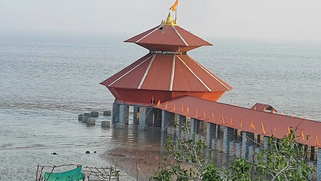સ્તંભેશ્વર મહાદેવ મંદિર (ગુજરાત) : ગુજરાતનું સ્તંભેશ્વર મહાદેવ મંદિર તેના અનોખા ચમત્કાર માટે જાણીતું છે. અરબી સમુદ્રના કિનારે આ મંદિર આવેલું છે. ગુજરાતના ભરૂચ જિલ્લાના જંબુસર તાલુકાના કંબોઇ ગામ પાસે દરિયાકિનારે સ્થિત સ્તંભેશ્વર મહાદેવ ધામને અતિ પ્રાચીન અને પવિત્ર તીર્થસ્થાન તરીકે માનવામાં આવે છે. આ તીર્થને ગુપ્ત તીર્થ તથા સંગમ તીર્થ નામોથી પણ ઓળખવામાં આવે છે. અનોખી વાત એ છે કે દરરોજ બે વખત ભરતીના કારણે આ મંદિર સમુદ્રના પાણીમાં ડૂબી જાય છે અને પછી ઓટ આવતાં ફરી દેખાય છે.