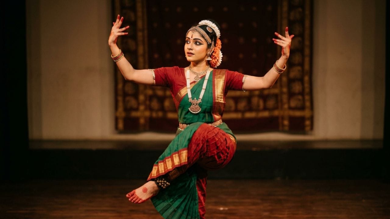 ક્લાસિકલ ડાન્સ : ભારતીય ક્લાસિકલ ડાન્સ જેમ કે ભરતનાટ્યમ અને કથક પણ શરીરને સક્રિય રાખે છે. તેમાં ધીમા અને નિયંત્રિત મૂવ્સ હોય છે. જે માનસિક સ્વાસ્થ્ય માટે લાભદાયક છે.