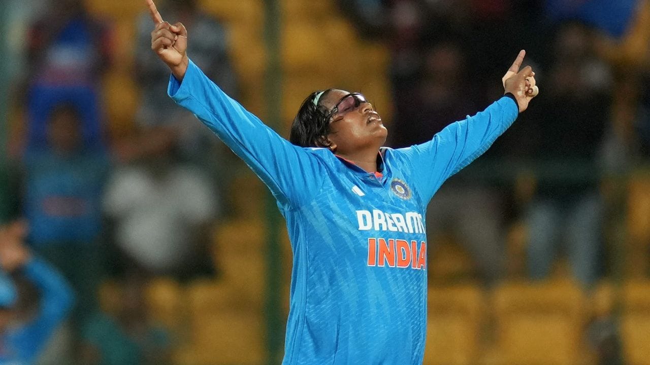 10 સપ્ટેમ્બર 2007 ના રોજ 2007-08 આંતર રાજ્ય મહિલા સ્પર્ધામાં હૈદરાબાદ સામે કેરળ માટે તેણીની પ્રથમ-વર્ગની શરૂઆત કરી હતી. તે 3 ડિસેમ્બર 2009ના રોજ કેરળ માટે 2008-09 મહિલા સિનિયર ટી20 ટ્રોફીમાં તમિલનાડુ સામે ટ્વેન્ટી20 ક્રિકેટમાં પ્રવેશ કર્યો હતો.