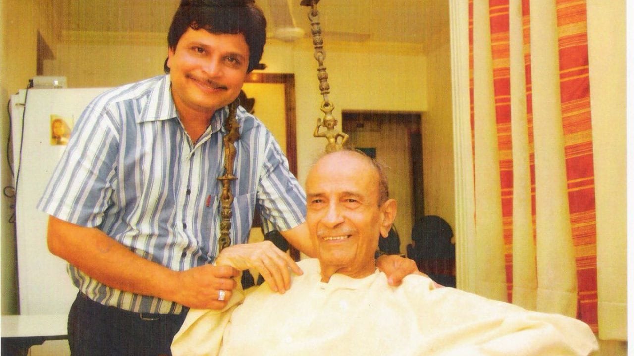 સોની સબ પર પ્રસારિત થતો હિન્દી સિટકોમ તારક મહેતા કા ઉલ્ટા ચશ્મા ગુજરાતી મેગેઝિન ચિત્રલેખામાં પ્રકાશિત ગુજરાતી હાસ્યકાર તારક મહેતાના સાપ્તાહિક કોલમ દુનિયા ને ઉંધા ચશ્મા પર આધારિત છે. અસિતે હાલના દર્શકો માટે શોની વાર્તામાં ફેરફાર કર્યો છે.