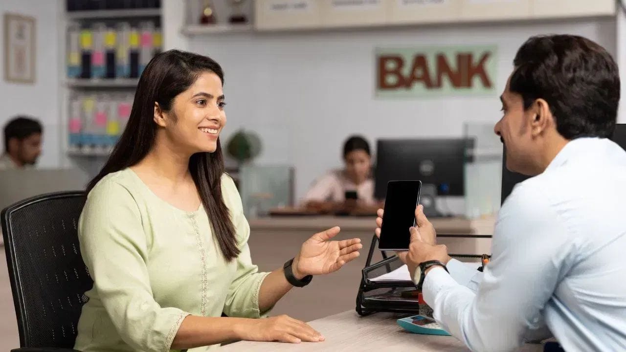 આજના જમાનામાં કદાચ જ કોઈ એવી વ્યક્તિ હશે કે, જેની પાસે બેંક એકાઉન્ટ (Saving Account) ન હોય. કોઈની પાસે 1 તો કોઈની પાસે 2 અથવા તેનાથી વધુ બેંક એકાઉન્ટ હોય છે. આવું એટલા માટે કારણ કે, ભારતમાં બેંકિંગ સિસ્ટમ આજના સમયમાં ખૂબ જ સરળ અને સુલભ બની ગઈ છે. ડિજિટલ ઈન્ડિયાના આ દૌરમાં ઘરે બેઠા મિનિટોમાં નવું બેંક ખાતું ખૂલી જાય છે. આ જ કારણ છે કે, આજના સમયમાં એક જ વ્યક્તિ પાસે ત્રણ, ચાર કે તેથી વધુ બેંક એકાઉન્ટ હોવા એ સામાન્ય વાત બની ગઈ છે.