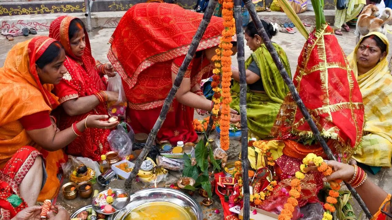 નિર્જળા એકાદશીના પારણા 26 જૂન 2026 ના રોજ કરવામાં આવશે. પારણા માટેનો શુભ સમય સવારે 6 વાગ્યાને 3 મિનિટથી સવારે 8 વાગ્યાને 42 મિનિટ સુધીનો રહેશે. પારણાના દિવસે દ્વાદશી તિથિ રાત્રે 10 વાગ્યાને 22 મિનિટે પૂર્ણ થશે. એકાદશી વ્રતના પારણા દ્વાદશી તિથિ પૂર્ણ થાય તે પહેલાં કરવામાં આવે છે. જો દ્વાદશી તિથિ સૂર્યોદય પહેલાં જ પૂર્ણ થઈ ગઈ હોય, તો એકાદશી વ્રતના પારણા સૂર્યોદય પછી કરવામાં આવે છે.