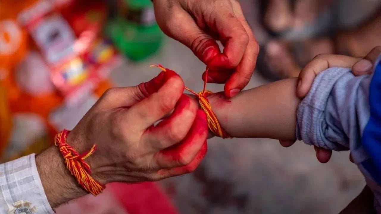 કાળા દોરા કે નાડાછડીમાં 3 ગાંઠ લગાવવાની પરંપરા સૌથી વધુ પ્રચલિત છે. ધાર્મિક દૃષ્ટિકોણથી આ ત્રણ ગાંઠો બ્રહ્મા, વિષ્ણુ અને મહેશનું પ્રતીક છે. એવી માન્યતા છે કે, સૃષ્ટિના આ ત્રણ મુખ્ય દેવોના આશીર્વાદ વ્યક્તિના જીવનમાં સંતુલન અને સુખ-શાંતિ જાળવી રાખવામાં મદદરૂપ બને છે. કેટલીક પરંપરાઓમાં તેને મન, વચન અને કર્મની પવિત્રતા સાથે પણ જોડવામાં આવે છે.
