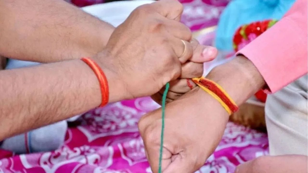 સનાતન ધર્મમાં નાડાછડી, જેને માત્ર મૌલી પણ કહેવામાં આવે છે, તે એક સામાન્ય દોરો નથી પરંતુ આસ્થા અને શુભતાનું પ્રતીક છે. પૂજા-પાઠ, યજ્ઞ, વ્રત જેવા ધાર્મિક અનુષ્ઠાનો દરમિયાન તેને કાંડા પર બાંધવાની પરંપરા પ્રાચીન સમયથી ચાલી આવે છે. ઘણા લોકો ખરાબ નજરથી બચવા માટે કાળો દોરો પણ પહેરે છે. અવારનવાર કાળા દોરા કે નાડાછડી બાંધતી વખતે તેમાં 3, 5 કે 7 ગાંઠો લગાવવામાં આવે છે. એવામાં એકી સંખ્યામાં (વિષમ સંખ્યામાં) ગાંઠો બાંધવા પાછળ શું માન્યતાઓ છે?