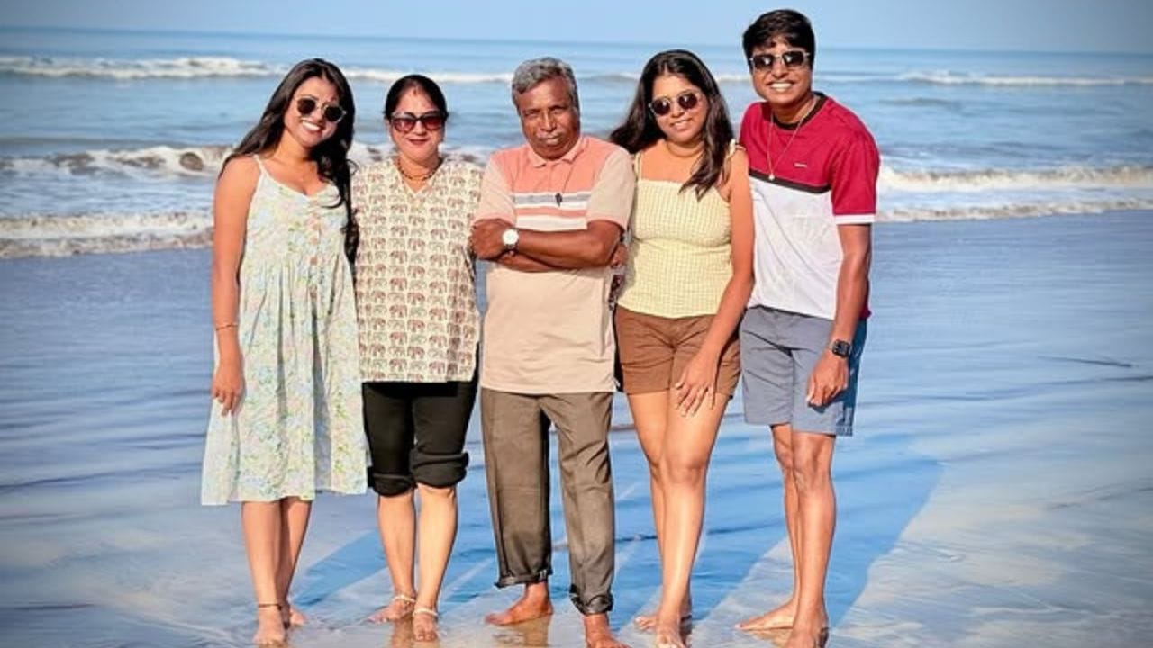 ભારતીય મહિલા ક્રિકેટર ભારતી ફૂલમાલી તેના લુકને કારણે ચર્ચાનો વિષય બની છે. એક મહિલા તરીકેની તેની ઓળખ પર સવાલ ઉઠાવવામાં આવી રહ્યા છે.લોકોને શંકા છે કે ભારતી ફૂલમાલી મહિલા નથી, પરંતુ તેમ છતાં તે મહિલા ટીમમાં રમી રહી છે.