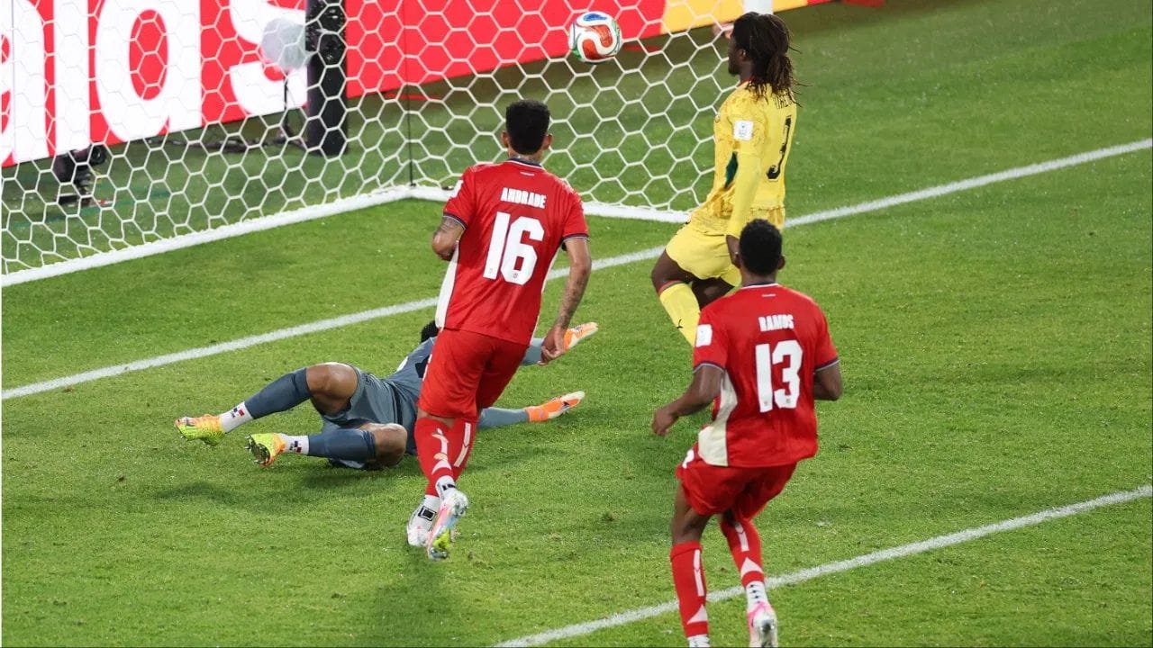 FIFA વર્લ્ડ કપ 2026ના ગ્રુપ L માં ઘાના અને પનામા વચ્ચે જોરદાર મુકાબલો થયો હતો. આ મેચમાં 90 મિનિટની રમતમાં કોઈ ગોલ થયો નહીં, જે બાદ ઘાનાએ એક્સ્ટ્રા ટાઈમમાં ગોલ કરીને ટીમને 1-0 થી જીત મેળવી હતી. ઘાના માટે તે ગોલ કૈલેબ યિરેંકીએ કર્યો હતો, જેના પિતા એક સુથાર છે.
