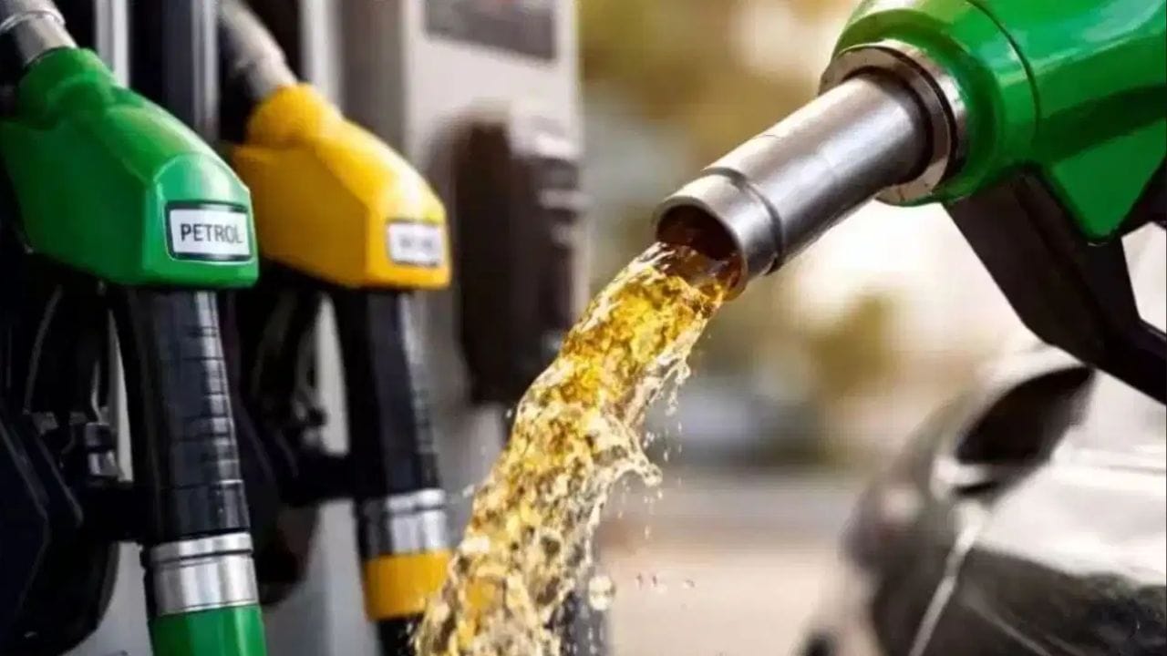 Cheap Fuel : પેટ્રોલ અને ડીઝલના આસમાને પહોંચેલા ભાવો સામે ઝઝૂમી રહેલા સામાન્ય માણસ માટે એક મહત્વના સમાચાર સામે છે. નરેન્દ્ર મોદીના નેતૃત્વ હેઠળની કેન્દ્ર સરકારે દેશમાં એક નવા પ્રકારનું ઈંધણ રજૂ કર્યું છે જે પેટ્રોલ કરતાં ₹20 સસ્તું છે. (ફોટો ક્રેડિટ-Google)