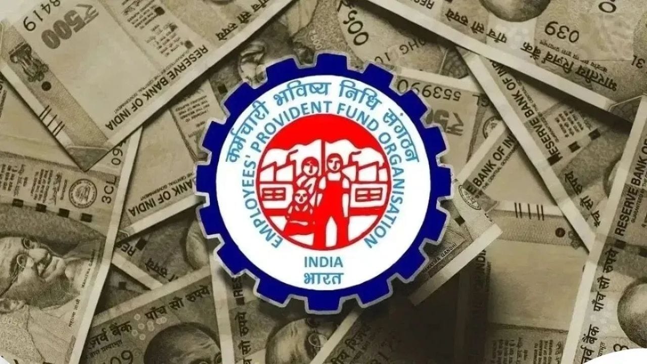 પહેલી શરત એ કે, એમ્પ્લોઇઝ પ્રોવિડન્ટ ફંડ (EPF) એકાઉન્ટમાં 20 વર્ષ સુધી કોન્ટ્રિબ્યુશન હોવું જોઈએ. આવું કરવા પર EPFO પોતાના સબસ્ક્રાઇબર્સને Loyalty Cum Life Benefit હેઠળ બોનસ આપે છે. બીજી શરત એ કે, બોનસ મેળવવા માટે તમારે જોબ ચેન્જ (નોકરી બદલ્યા) પછી પણ જૂનું PF એકાઉન્ટ જ ચાલુ રાખવું પડશે. ત્રીજી શરત એ કે, નોકરી છોડ્યા કે જોબમાંથી કાઢી મૂક્યા પછી પણ તમે પૂરેપૂરું PF વિડ્રોઅલ (ઉપાડી) ન કરી શકો. EPF હોલ્ડરને લોયલ્ટી બેનિફિટ તરીકે એડિશનલ (વધારાનું) બોનસ મળે છે. તેનું કેલ્ક્યુલેશન PF હોલ્ડરની બેઝિક સેલેરીના આધારે કરવામાં આવે છે. બીજું કે, જે PF એકાઉન્ટ હોલ્ડર્સની બેઝિક સેલેરી 5 હજાર રૂપિયા છે, તેમને વધારાના બોનસ તરીકે 30 હજાર રૂપિયા આપવામાં આવે છે. વધુમાં, જે લોકોની બેઝિક સેલેરી 5 હજારથી 10 હજારની વચ્ચે છે, તેમને 40 હજાર રૂપિયાનું વધારાનું બોનસ આપવામાં આવે છે. આ સિવાય જે કર્મચારીઓની બેઝિક સેલેરી 10 હજાર રૂપિયાથી વધુ છે, તેમને 50 હજાર રૂપિયાનું એક્સ્ટ્રા બોનસ આપવામાં આવે છે.