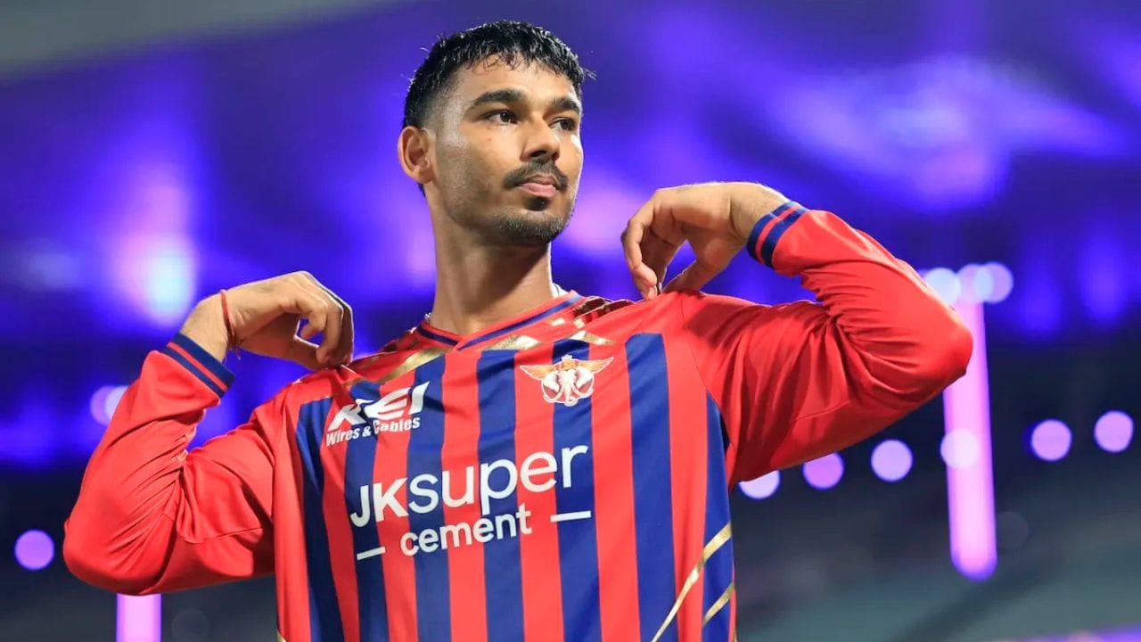 લખનૌ સુપર જાયન્ટ્સના મુકુલ ચૌધરીએ IPL 2026માં પોતાની બેટિંગથી ખાસ છાપ છોડી. કોલકાતા નાઈટ રાઈડર્સ સામે માત્ર 27 બોલમાં 54 રનની ધમાકેદાર ઈનિંગે તેને ચર્ચામાં લાવી દીધો. સમગ્ર સિઝનમાં તેણે 10 મેચમાં 170 રન બનાવીને ટીમ માટે મહત્વપૂર્ણ યોગદાન આપ્યું.
