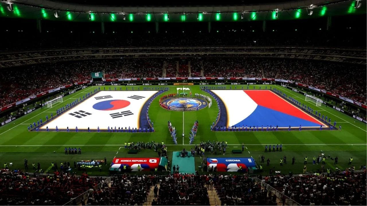 FIFA World Cupની ફાઈનલ 19 જુલાઈના રોજ ન્યુજર્સીના મેટલાઈફ સ્ટેડિયમમાં રમાશે. ફાઈનલ જીતનારી ટીમને ટ્રોફી USAના રાષ્ટ્રપતિ ડોનાલ્ડ ટ્રમ્પ પાસેથી મળશે. આ વાતની જાણકારી FIFA અધ્યક્ષ જિયાન્ની ઈન્ફેન્ટિનોએ આપી છે.