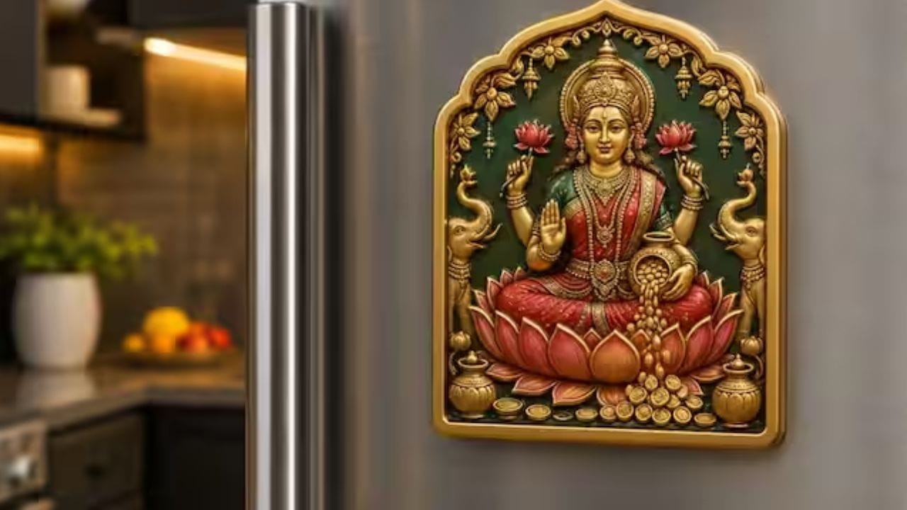 લક્ષ્મી અથવા કુબેર - ઘણા લોકો કુબેર અથવા લક્ષ્મીને દર્શાવતા ફ્રિજ ચુંબકનો ઉપયોગ કરે છે. વાસ્તુ અનુસાર આને પણ શુભ માનવામાં આવે છે. જો કે, ધાર્મિક સ્ટીકરો અથવા ચુંબકનો ઉપયોગ કરતી વખતે ખાતરી કરો કે તમારા રેફ્રિજરેટરમાં માંસાહારી ખોરાક અથવા આલ્કોહોલ ન હોય.
