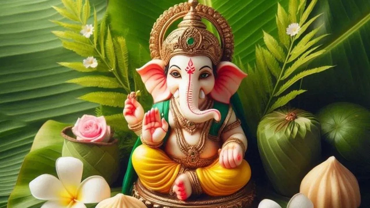 વાસ્તુ માન્યતાઓ અનુસાર, ભગવાન ગણેશની તસવીરને દક્ષિણ દિશામાં લગાવવાથી બચવું જોઈએ. આ સિવાય, સીડીઓની નીચે, બાથરૂમની નજીક કે એવી જગ્યા જ્યાં સાફ-સફાઈ ન રહેતી હોય, ત્યાં પણ ગણેશજીનો ફોટો કે મૂર્તિ ન રાખવી જોઈએ. આ જગ્યાઓ પર ભગવાનની તસવીર રાખવી શુભ માનવામાં આવતી નથી.
