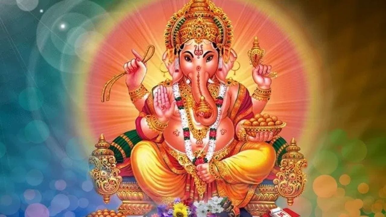વાસ્તુ માન્યતાઓ અનુસાર, એક જ જગ્યાએ બહુ બધી ગણેશજીની મૂર્તિઓ કે તસવીરો રાખવાથી બચવું જોઈએ. સારું રહેશે કે, એક કે બે તસવીરો જ રાખો અને તેની નિયમિત રીતે સાફ-સફાઈ અને પૂજા કરો.