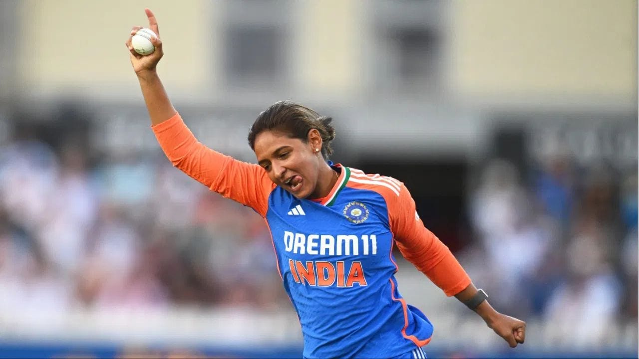 હરમનપ્રીત કૌર 2026 મહિલા T20 વર્લ્ડ કપમાં 200 T20I મેચ રમનારી વિશ્વની પ્રથમ ખેલાડી બની શકે છે. 197 T20I રમ્યા પછી, હરમનપ્રીત કૌર તેના 200મા T20I મેચથી ત્રણ મેચ દૂર છે. 21 જૂને દક્ષિણ આફ્રિકા સામેની વર્લ્ડ કપ મેચ તેની 200મી T20I મેચ હોઈ શકે છે. (PC: PTI/Getty)