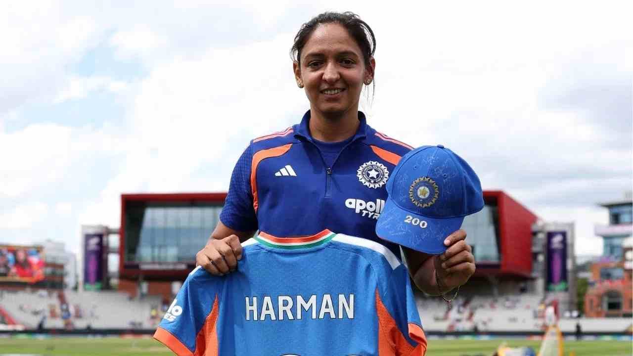 Harmanpreet Kaur 200th T20I: ભારતીય મહિલા ક્રિકેટ ટીમની કેપ્ટન હરમનપ્રીત કૌરે વિશ્વ ક્રિકેટમાં એક અનોખો અને ઐતિહાસિક રેકોર્ડ પોતાના નામે નોંધાવ્યો છે. ICC મહિલા T20 વર્લ્ડ કપ 2026માં દક્ષિણ આફ્રિકા સામે રમાયેલી મેચ દરમિયાન ટોસ માટે મેદાનમાં ઉતરતા જ હરમનપ્રીત 200 T20 આંતરરાષ્ટ્રીય મેચ રમનારી વિશ્વની પ્રથમ ક્રિકેટર બની ગઈ. આ સિદ્ધિ અત્યાર સુધી કોઈપણ પુરુષ કે મહિલા ક્રિકેટર હાંસલ કરી શક્યો નથી.