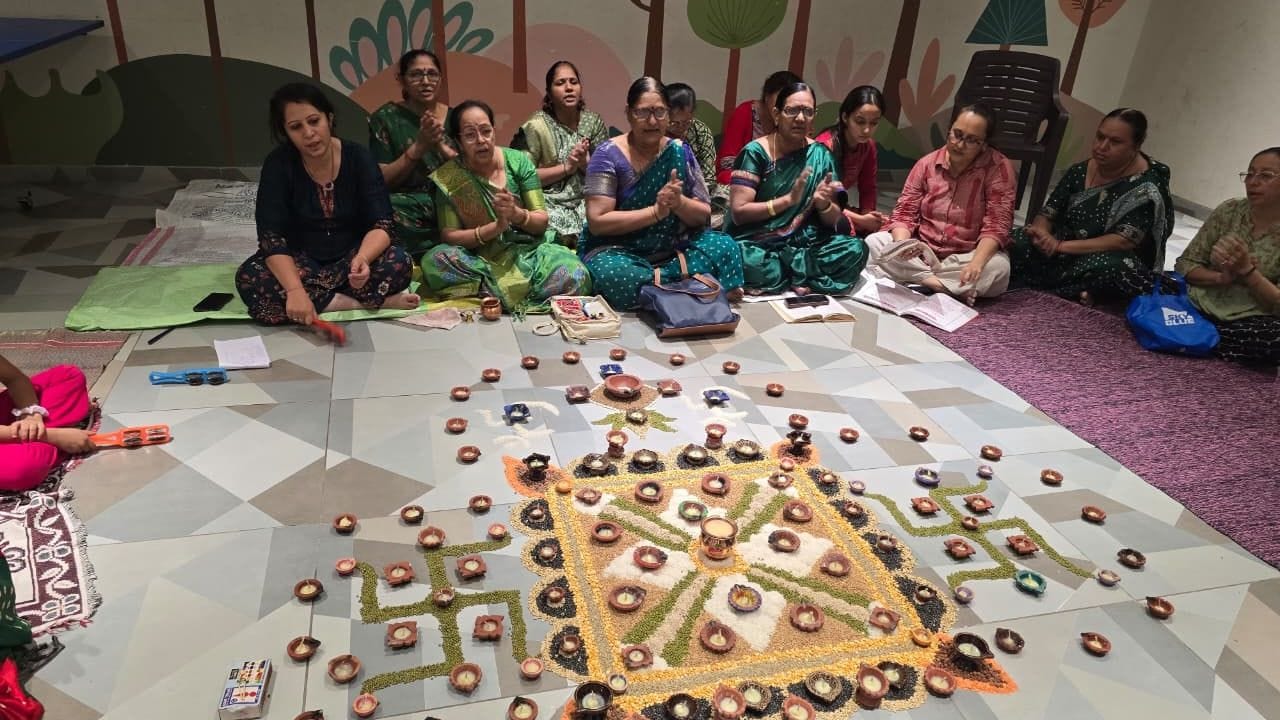 પુરુષોત્તમ માસ દરમિયાન અનેક સ્થળોએ પ્રસાદ વિતરણ અને દાન-પુણ્યના કાર્યક્રમો પણ યોજાયા હતા. ભક્તોએ જરૂરિયાતમંદ લોકોને અન્નદાન અને અન્ય સેવાકીય પ્રવૃત્તિઓ દ્વારા માનવસેવાનો સંદેશ આપ્યો હતો. સંપુટ દાન સહિતના ધાર્મિક કાર્યોમાં પણ લોકોએ ઉત્સાહભેર ભાગ લીધો હતો.