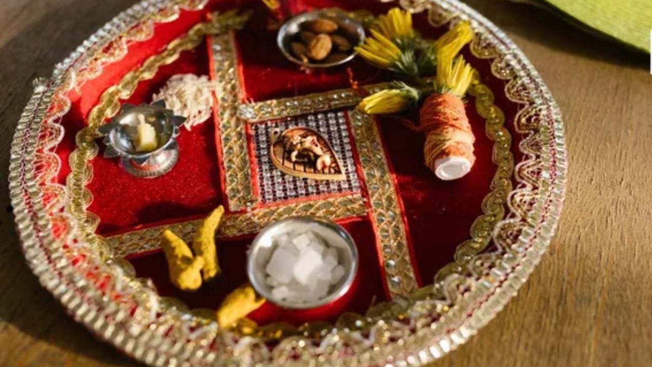 પૂજા સંબંધિત વસ્તુઓ : ઘણીવાર, પ્રાર્થના અથવા ધાર્મિક વિધિઓ પછી, પ્રાર્થનાના માળા (માળા), નારિયેળ અથવા યંત્ર જેવી વસ્તુઓ પ્રાર્થના વિસ્તારમાં ખુલ્લી રીતે પડી રહે છે. જો કે, આ વસ્તુઓને જાહેરમાં પ્રદર્શિત કરવી શુભ માનવામાં આવતી નથી; તેના બદલે, તેમને એકાંત જગ્યાએ રાખવી જોઈએ. ધાર્મિક માન્યતાઓ અનુસાર આમ કરવાથી તેમની પવિત્રતા અને આધ્યાત્મિક ઉર્જા જળવાઈ રહે છે. (ફોટો ક્રેડિટ-Google)