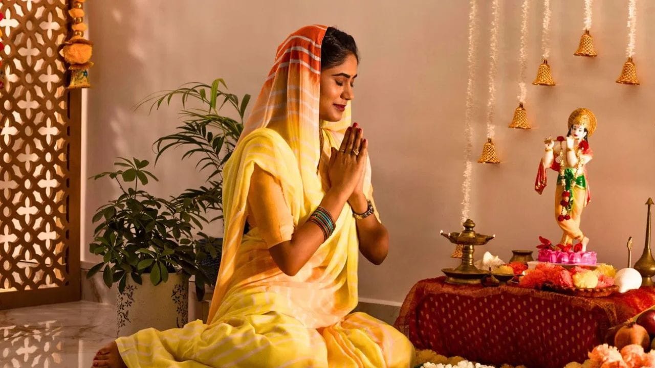 વાસ્તુ નિષ્ણાતો અમુક વસ્તુઓને દૃષ્ટિથી દૂર અને અન્ય લોકોથી છુપાવીને રાખવાની સલાહ આપે છે. આ વસ્તુઓને યોગ્ય રીતે અન્ય લોકોની નજરથી દૂર રાખવાથી ઘરમાં શુભતા જળવાઈ રહે છે, જ્યારે આમ કરવામાં નિષ્ફળ જવાથી ભયંકર પરિણામો આવી શકે છે. તેથી, હંમેશા આ વસ્તુઓને બીજાઓથી છુપાવીને રાખો. (ફોટો ક્રેડિટ-Google)