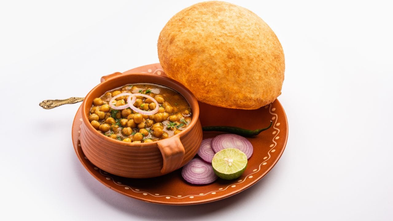 છોલે ભટુરે ભારતની સૌથી લોકપ્રિય વાનગીઓમાંની એક ગણાય છે. ખાસ કરીને રવિવારના નાસ્તા કે પરિવાર સાથેની ખાસ જમણવારમાં ભટુરા ઘણા લોકોની પહેલી પસંદ હોય છે. જોકે ઘણી વખત ઘરે બનાવેલા ભટુરા બજારમાં મળતા ભટુરા જેટલા નરમ અને ફૂલેલા બનતા નથી. 