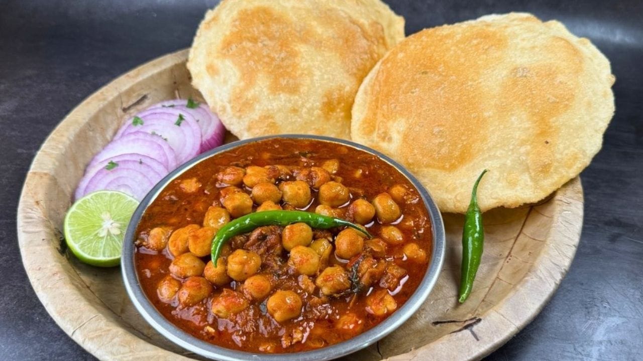 લોટને પૂરતો આરામ આપો: ભટુરાનો લોટ બાંધ્યા પછી તેને ઓછામાં ઓછા 2થી 3 કલાક માટે ઢાંકીને રાખવો જોઈએ. આરામ કરેલા લોટમાંથી બનેલા ભટુરા વધુ સોફ્ટ અને ફૂલેલા બને છે. જો સમય હોય તો થોડો વધુ સમય રાખવાથી પણ સારા પરિણામ મળી શકે છે.