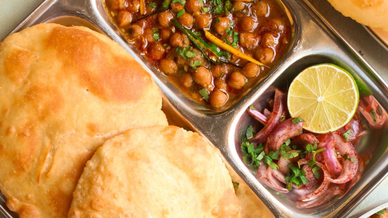 તળતી વખતે રાખો યોગ્ય તાપમાન: ઘણા લોકો ખૂબ ગરમ અથવા ખૂબ ઠંડા તેલમાં ભટુરા તળે છે, જેના કારણે તે યોગ્ય રીતે ફૂલતા નથી. મધ્યમથી ઊંચા તાપમાને ભટુરા તળવાથી તે ઝડપથી ફૂલે છે અને વધુ તેલ પણ શોષતા નથી.