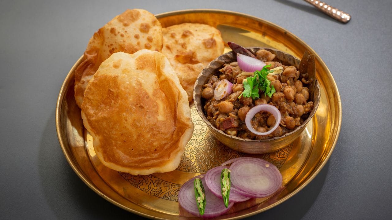 રવો ઉમેરવાથી મળશે ઉત્તમ ટેક્સચર: ઘણા અનુભવી રસોઇયા ભટુરાના લોટમાં થોડો રવો ઉમેરવાની સલાહ આપે છે. રવો ભટુરાને બહારથી હળવો ક્રિસ્પી અને અંદરથી નરમ રાખવામાં મદદ કરે છે. આથી ભટુરાનો ટેક્સચર વધુ આકર્ષક બને છે.
