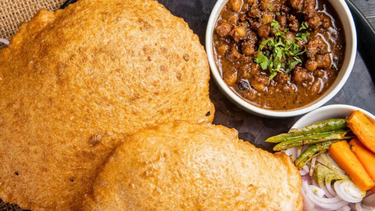 થોડું તેલ મિક્સ કરવાથી મળશે નરમાઈ: લોટ બાંધતી વખતે તેમાં એક-બે ચમચી તેલ ઉમેરવાથી લોટ વધુ સ્મૂથ બને છે. આથી ભટુરા લાંબા સમય સુધી નરમ રહે છે અને ખાવામાં વધુ સ્વાદિષ્ટ લાગે છે.