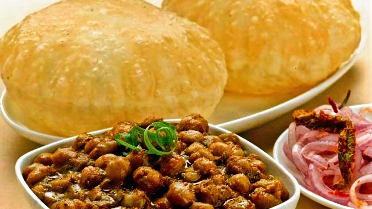 જો તમે આગામી વખત ઘરે છોલે-ભટુરા બનાવવાનું વિચારી રહ્યા છો, તો આ સરળ ટિપ્સ જરૂર અજમાવો. યોગ્ય સામગ્રી, યોગ્ય પ્રમાણ અને થોડું ધીરજ રાખીને તમે પણ બજાર અથવા રેસ્ટોરન્ટ જેવા સોફ્ટ, ફ્લફી અને સ્વાદિષ્ટ ભટુરાનો આનંદ ઘરે જ માણી શકો છો. (All Image Credit Source: Social Media)