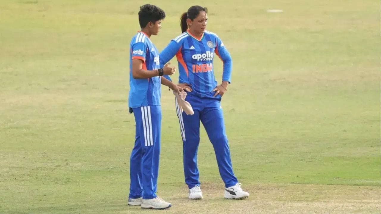 શ્રી ચરણીએ મહિલા બોલરોના લેટેસ્ટ ICC T20 રેન્કિંગમાં પાંચ સ્થાનની મોટી છલાંગ લગાવી છે.