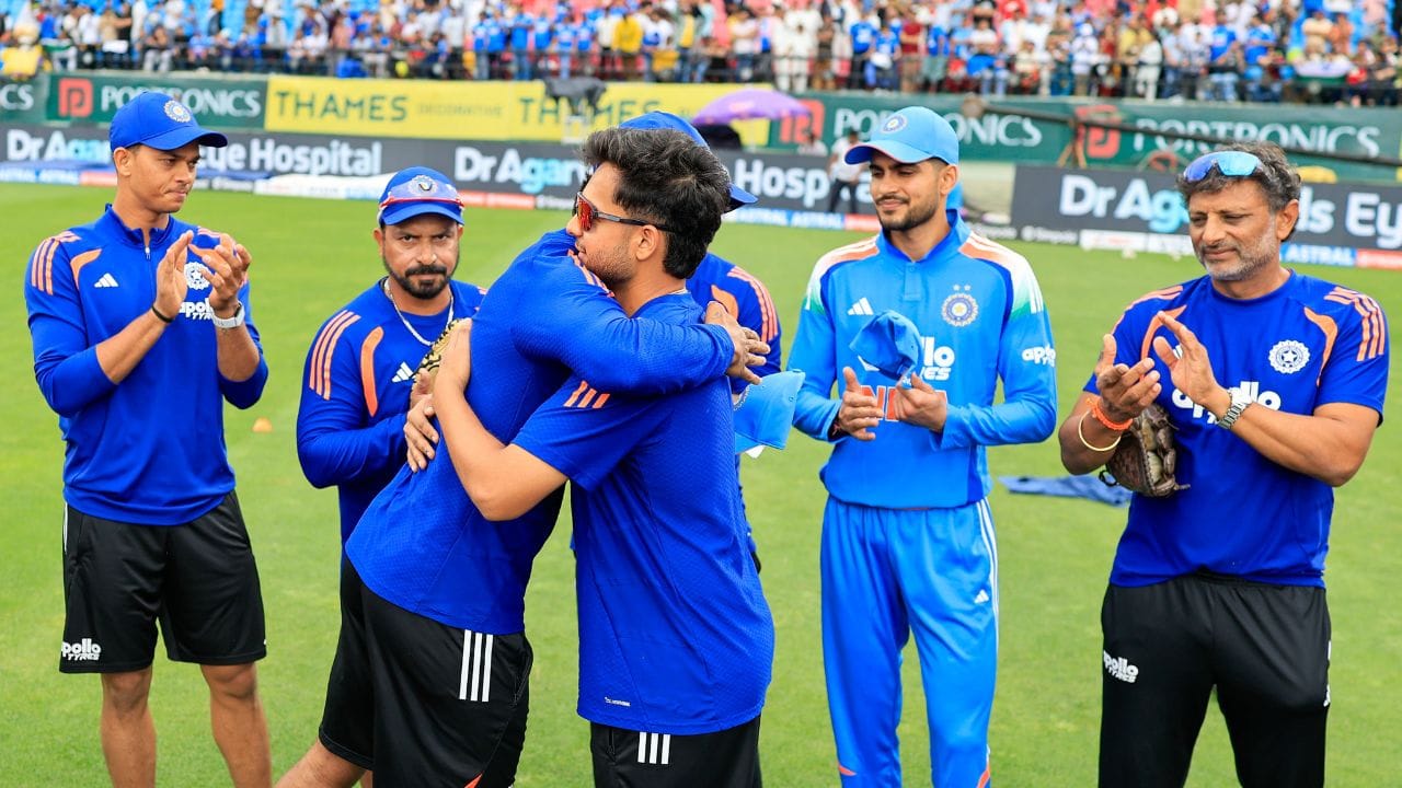 બીજી તરફ, IPL 2026 ની સિઝન હર્ષ દુબે માટે ખૂબ જ શાનદાર રહી હતી. સનરાઈઝર્સ હૈદરાબાદ તરફથી રમતા તેણે 8 મેચમાં 8 વિકેટ ઝડપી હતી અને ખૂબ ઓછા રન આપ્યા. જેના કારણે તેને આ મોટી તક મળી છે. તેની પાસે 30 લિસ્ટ A મેચોનો અનુભવ પણ છે. (PC:X/BCCI)