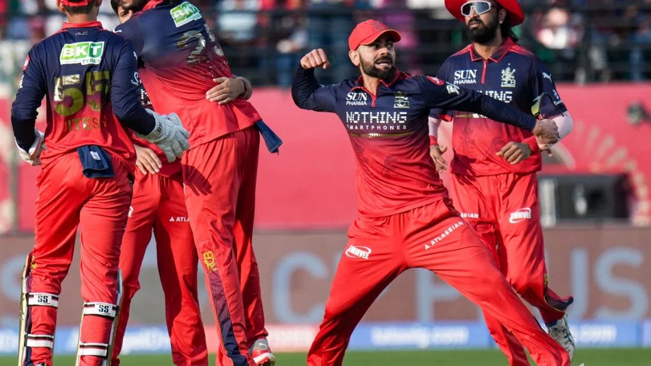 IPL 2026 જીતનાર ટીમ RCB એ ફેર પ્લે એવોર્ડમાં ખરાબ પ્રદર્શન કર્યું. તેઓ પ્રતિ મેચ 9.38 પોઈન્ટ મેળવીને યાદીમાં નવમા ક્રમે રહ્યા. RCB ના ખેલાડીઓ મેદાન પર ખૂબ આક્રમક હતા, જેના પરિણામે તેઓ એવોર્ડ ન જીતી શક્યા. જોકે, ટીમે સતત બીજીવાર ટ્રોફી જીતી હતી.