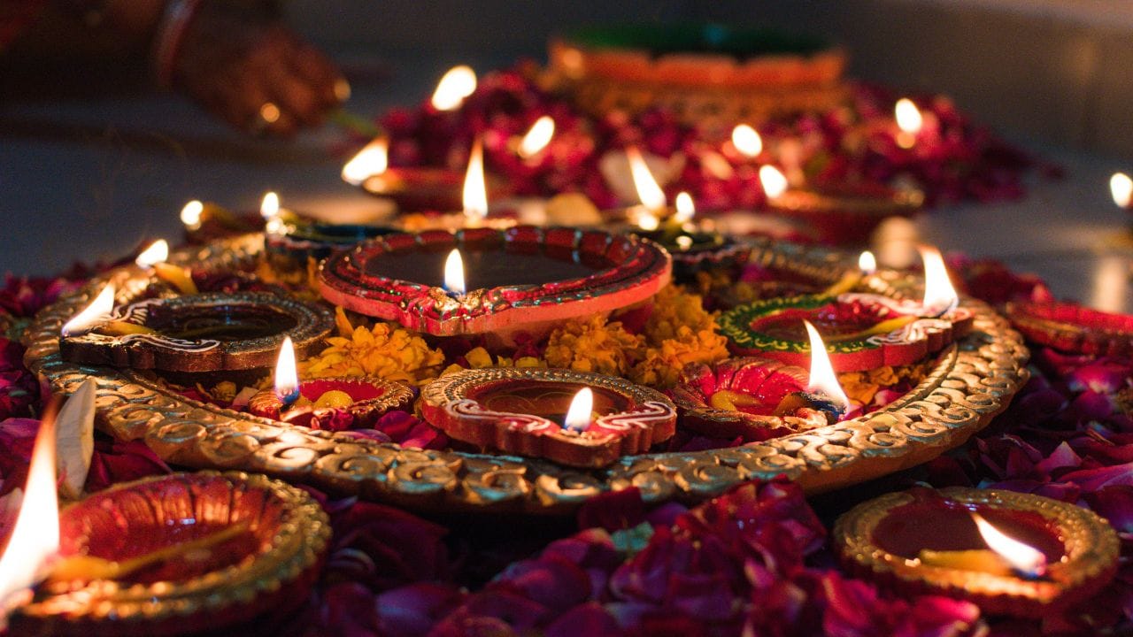 હિંદુ સંસ્કૃતિમાં દીવો માત્ર પ્રકાશ આપતું સાધન નથી, પરંતુ તે શ્રદ્ધા, ભક્તિ અને સકારાત્મક ઊર્જાનું પ્રતિક માનવામાં આવે છે. દેશભરના અનેક ઘરોમાં રોજ સવારે અને સાંજે પૂજા દરમિયાન દીવો પ્રગટાવવાની પરંપરા આજે પણ જીવંત છે.